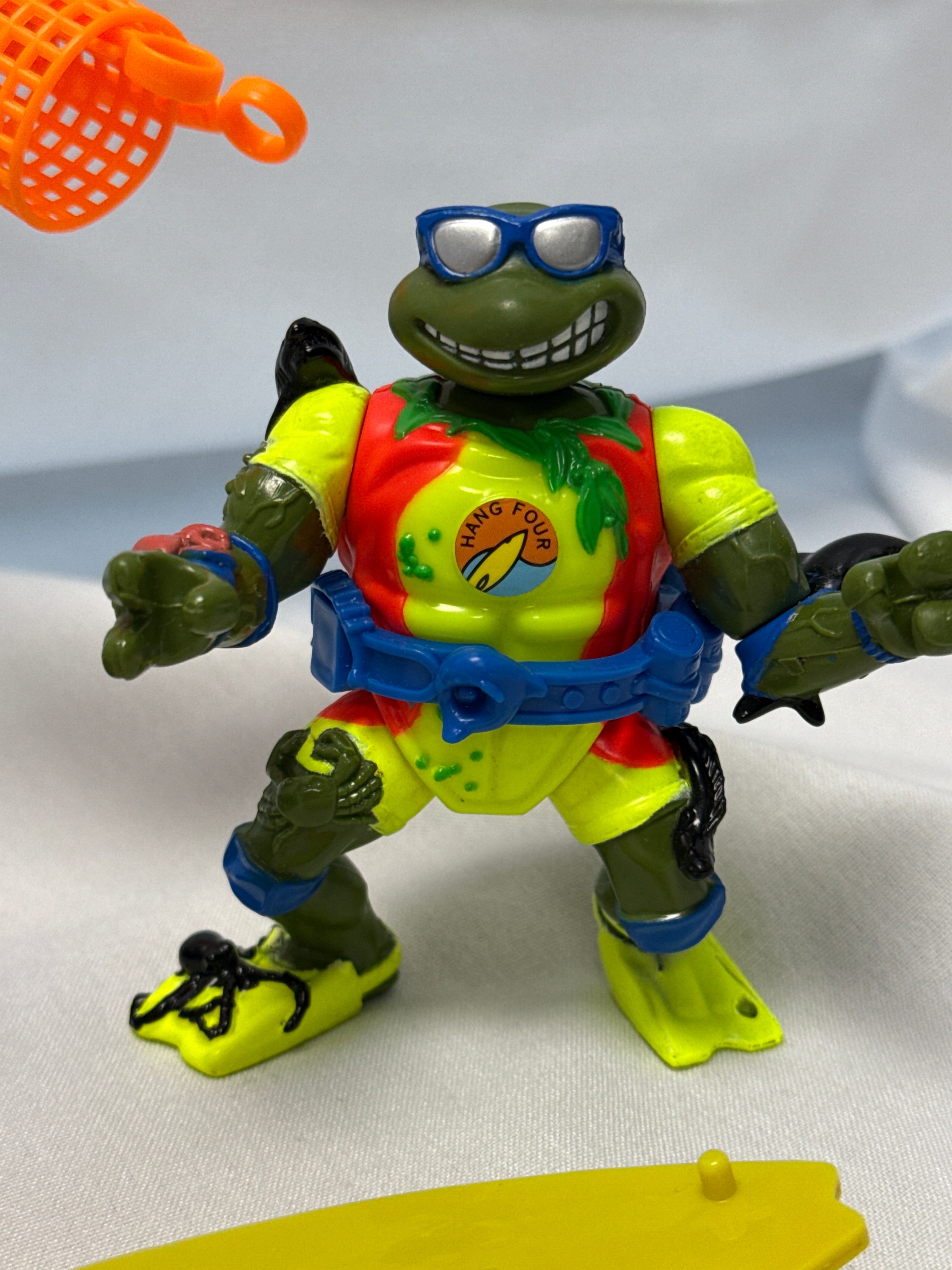 Teenage Mutant Ninja Turtles: Surfin’ Ninja- Surfer Leo w/ Mondo Mutant Surfer Tube.